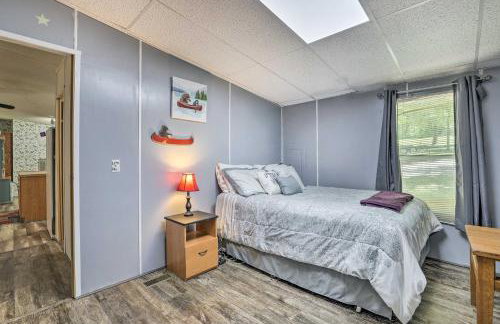 Waterfront Sparta Gem with Fire Pit and Kayak! - Foto 16