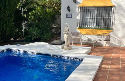 Villa with Free Heated Pool - Pass the Keys - Photo 28
