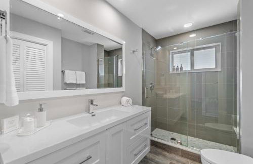 Seven Palms Waterfront- Private Dock, Heated Pool & Lanai -Walk to beach! by Maven Vacation Rentals - Foto 25