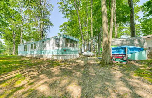 12 Mi to Skiing Manistee Lake Cottage with Fire Pit - Foto 22