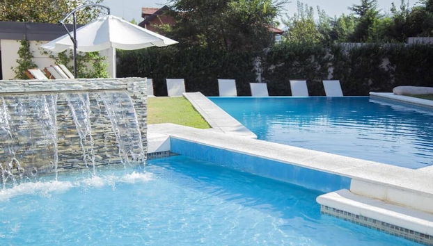 Piscina con cascada