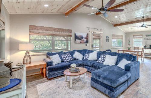 Clayton Cabin with Wraparound Deck Steps to Lake! - Foto 5