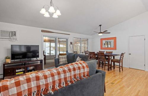 Tranquil 3BR Retreat Game Room Deck Beach Pass - Foto 9