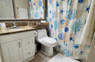 Sun Splashed Condo! Steps to Beach and 2 Pools Galveston Island - Foto 9