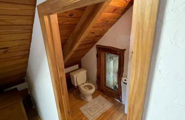 Rustic Mountaintop Cabin on small farm with WiFi - Foto 27