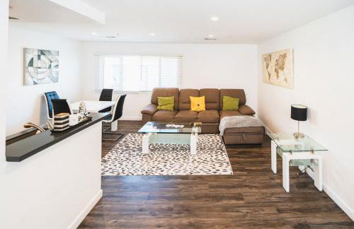 Chic 1-Bedroom with Dinning area in Central Location Close to Downtown with Free Parking - Foto 21