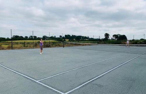 The Granary at Pentregaer Ucha, tennis court & lake. - Foto 20