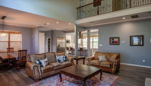 Lakefront 6BR Retreat w Dock & Game Room - Foto 3