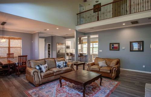 Lakefront 6BR Retreat w Dock & Game Room - Foto 3