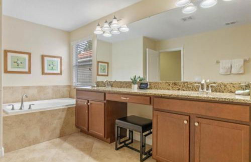 Spacious Vacation Home with Pool & Jacuzzi Near Disney - Foto 17