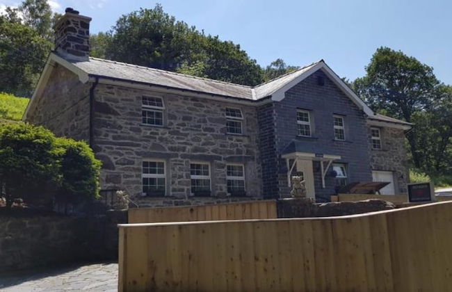Snowdonia-3bedroom-2 Bathroom-petfriendly-garden - Photo 1