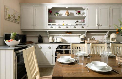 Downwood Vineyard Manor House in Idyllic Countryside - Photo 6