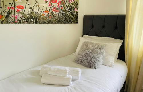 Hidden Cottage with Parking in Esher Surrey - Pass the Keys - Foto 11