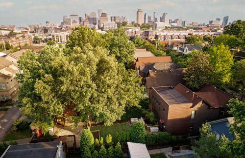 Chic 4BR with Fenced Yard, Walk to Dining, Parking, 5 Mins to Nissan Stadium, Less than 10 Mins to Broadway, Workspace, Parking, 24 Hr Hospitality, Great for Families - Foto 25