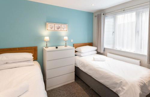 Seaside 3BD Retreat with Balcony & Stunning Views - Foto 12