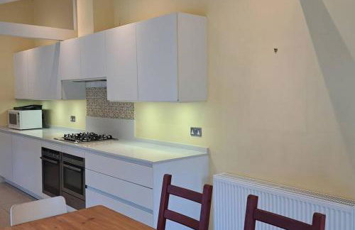 Stunning 3BD Victorian House in Bramhall Village - Photo 6