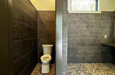 Couples Mirror Cabin- Reflections at Valley Bear Farms Resort - Foto 25