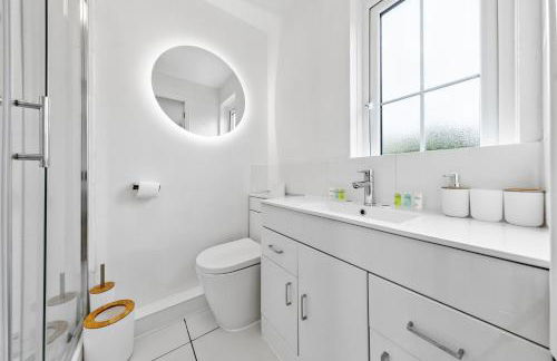 4 Bedroom House by Homestyles Hosts - Short Lets and Serviced Accommodation Islington - Private En-Suite - Foto 24