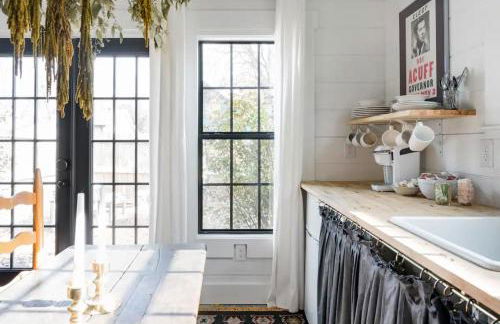 Hip, Cozy Cottage with a Fire Pit in Cleveland Park - Foto 15