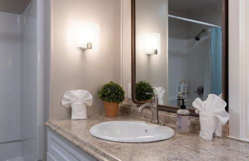 Stylish and Spotless Beach Getaway - Foto 4