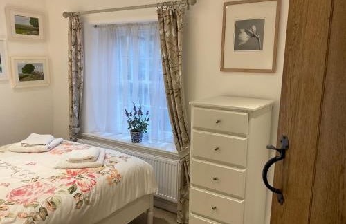 Carr’s cottage Eyam Peak District, - Photo 27