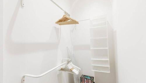 ST MARYS APARTMENT - Modern Apartment in Charming Market Town in the Peak District - Foto 5, wardrobe