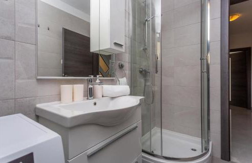 Stunning Apartment In Mladenici - Photo 18