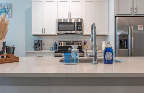 Beautiful RiverWalk Apt with Full Amenities, King Bed & Free Parking - Foto 45