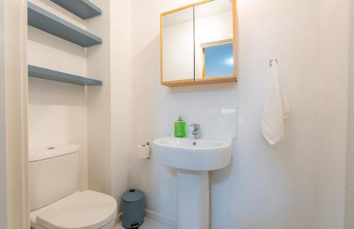 Cheerful 4-bedroom house with multiple car parking - Foto 28