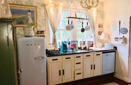 4BR 3 BA HUGE, Balcony, Cemetery, Streetcar sleeps 8! - Photo 17