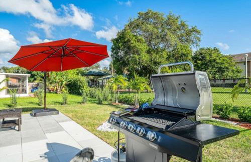 Roxanas 3bed 2bath Home with Modern Interior and BBQ Backyard - Photo 11