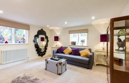 Dorney Windsor Legoland 5 Star Stay for upto 14 guests - Photo 4