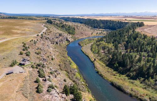 Lindas Perch by KABINO On Bank of Henrys Fork Mtn Views Fishing 6 acres Snake River WIFI - Foto 45