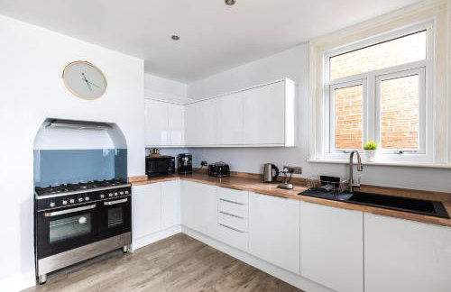 Eden Cottage - 9 Guests, Sea Views, Central Cowes, Ferry Deal - Foto 6