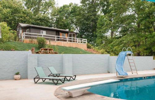 Mountain View Bungalow Near Breweries, Trails, Pool and Waterfalls - Foto 38