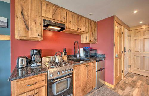 Slopeside Burke Mountain Condo with Fireplace! - Foto 8