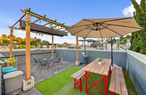 Chic Silver Lake Oasis with Breathtaking City Skyline Views, Private Rooftop & Garage - Foto 22