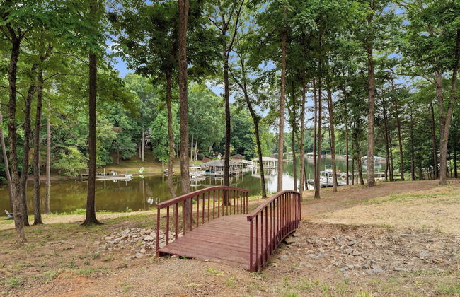 Fireside Fun by Avantstay Sleeps 18 Waterfront + Pool - Foto 53