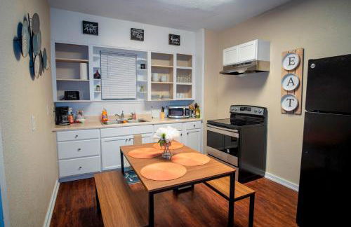 Cozy Downtown Guest House 2br/1ba Sleeps 8 - Foto 14