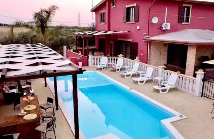 Villa Radiosa In Sicily with private fenced pool, Please read, leggete, HOST INFO for correct cost - Foto 1