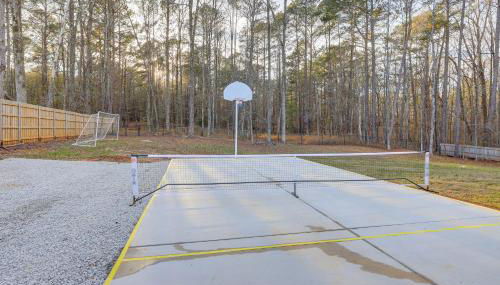 Gather, Play and Unwind! Modern Locust Grove Home - Foto 2