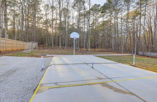 Gather, Play and Unwind! Modern Locust Grove Home - Foto 2