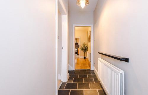 Cosy 3-Bed, Sleeps 5, Free Parking, Long and Short Stays - Photo 41