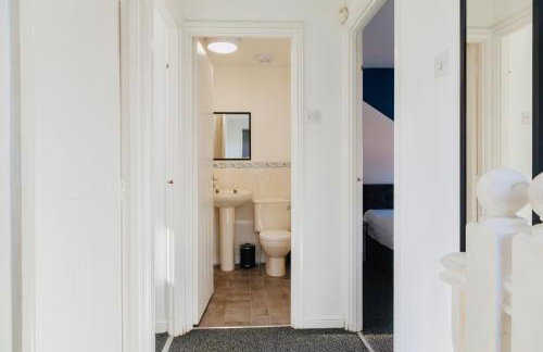 Cozy 3-Bed Retreat Near Manchester Airport Ideal for Families & Groups - Foto 14