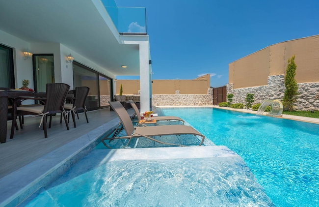 Luxury 4-bed Villa With Private Pool and Jacuzzi - Photo 32