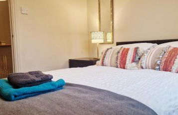 Stunning Fir Tree Corner 3 bedroom detached Executive house ideal wedding guest family home with free drive way CCTV parking for 2 vehicles or LWB Van M5 1 mile away dogs welcome by prior arrangement - Foto 48