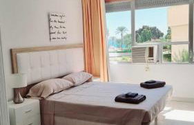 Pequeño estudio frente al mar, piscina y parking - Foto 2