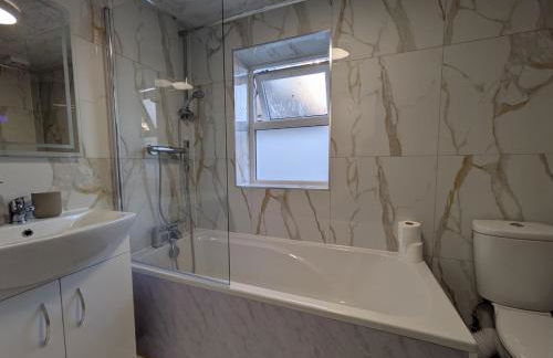 Modern Central Apartments with Balcony - Photo 13