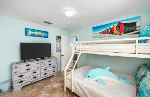 Beautiful Pet Friendly Home! Tropical Pool, Optional Golf Cart & Pool Heat, Minutes to Beach - Foto 37