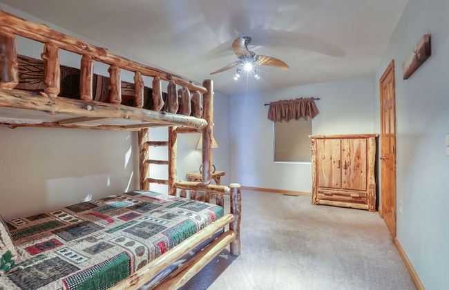 Smoky Mountain Getaway 3 Bedroom Cabin by RedAwning - Photo 7